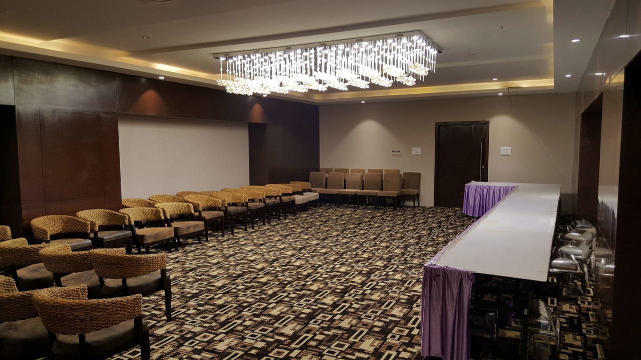 Shanti Clarks Inn Suites Ujjain Exterior photo