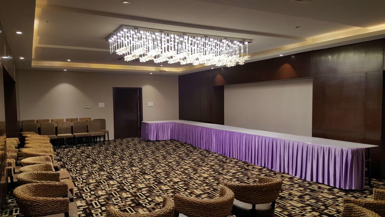 Shanti Clarks Inn Suites Ujjain Exterior photo