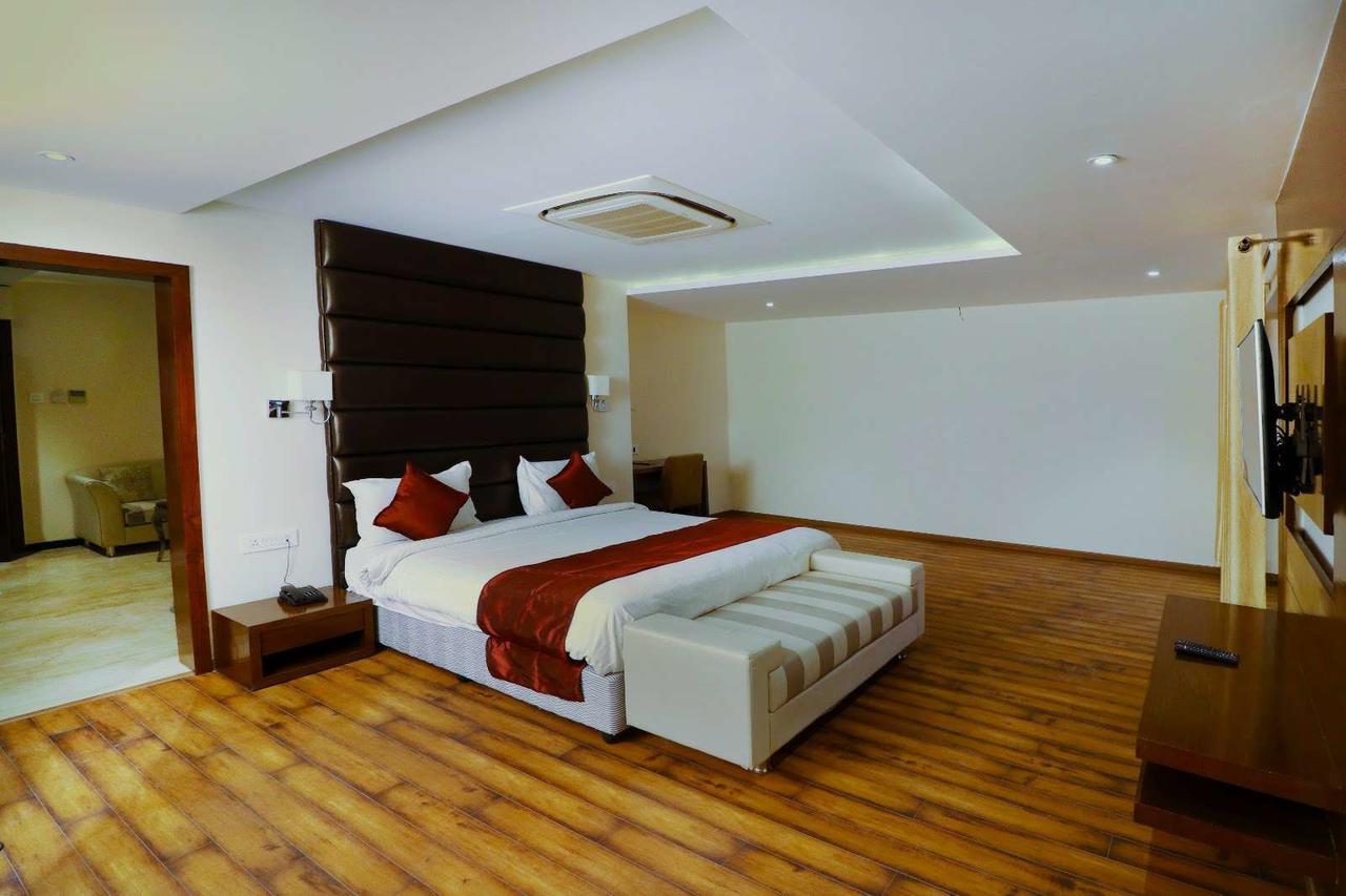 Shanti Clarks Inn Suites Ujjain Exterior photo