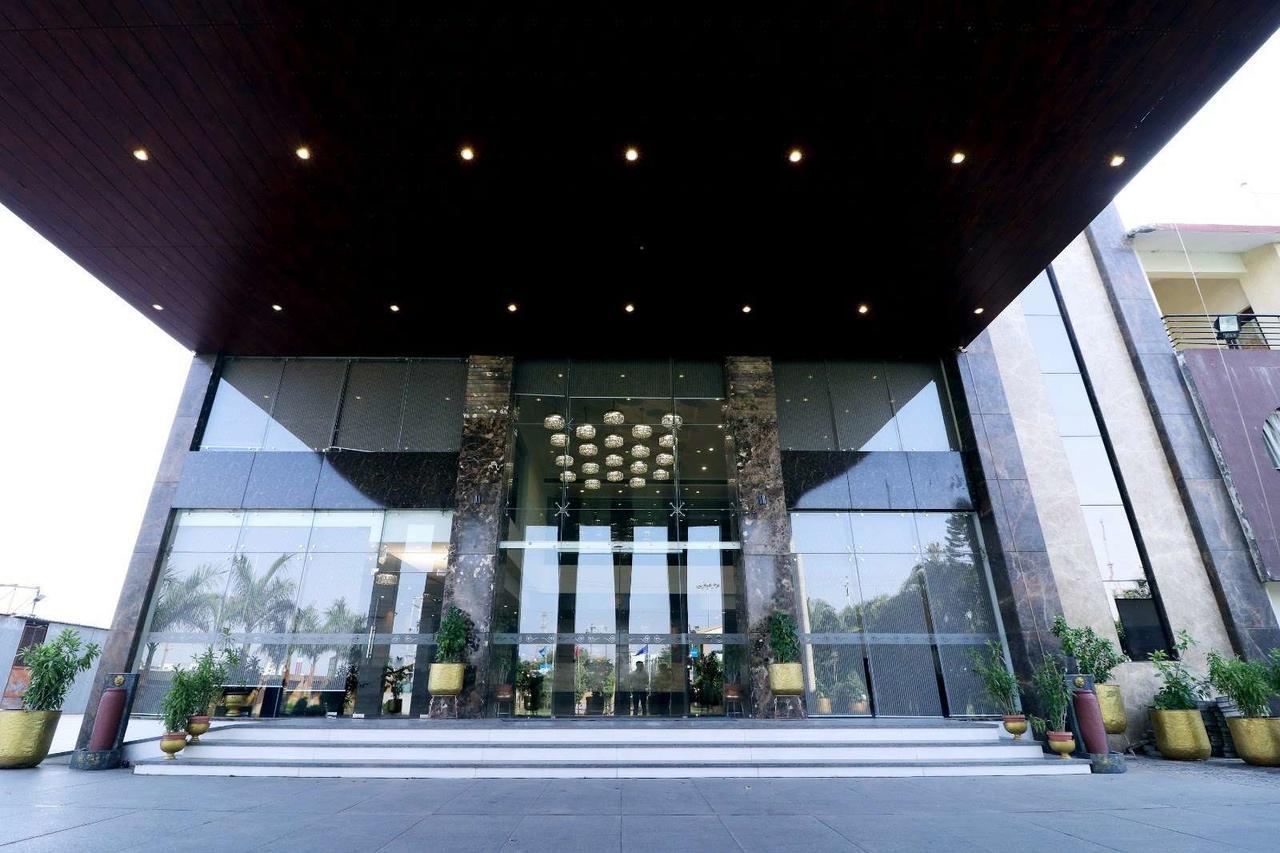 Shanti Clarks Inn Suites Ujjain Exterior photo